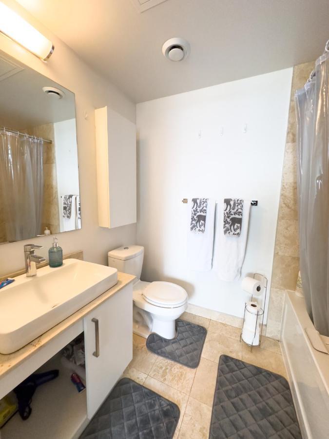 Luxury 2 Bedrooms With Lakeview Cn Tower Entertainment District Rogers Centre Торонто Екстериор снимка