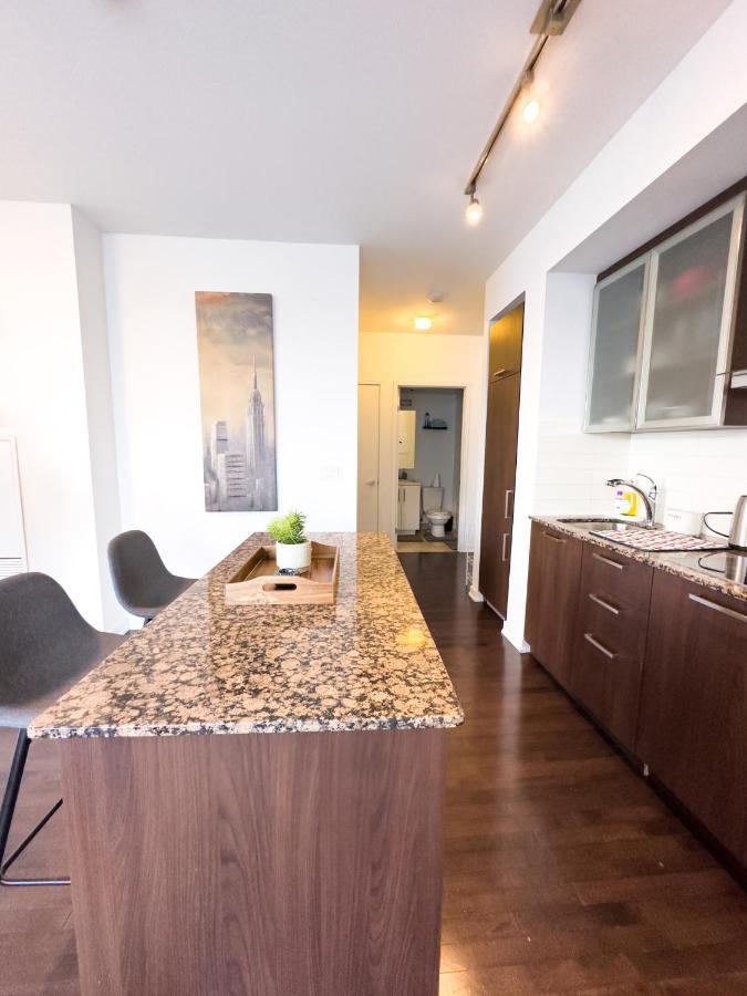 Luxury 2 Bedrooms With Lakeview Cn Tower Entertainment District Rogers Centre Торонто Екстериор снимка